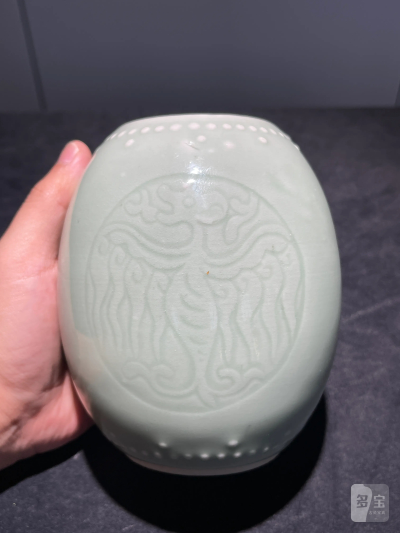 清晚期 豆青釉暗刻团凤纹橄榄尊 - 图4